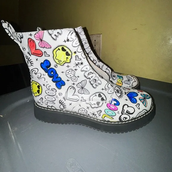 SALE Madden Girl Kids Graphic Print Boots - White and Black - Picture 5 of 7